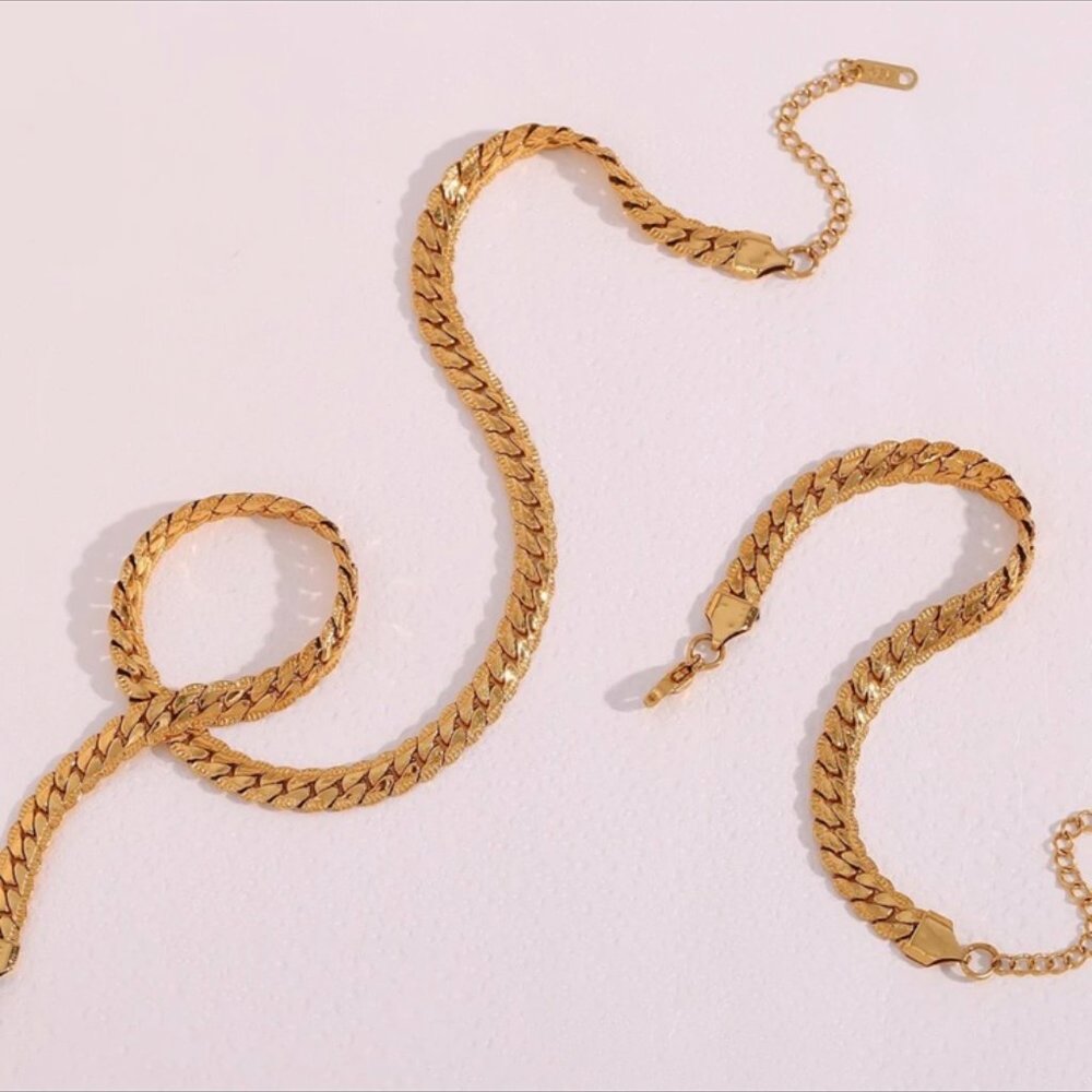 NEW FLAT CUBAN CHAIN 18K GOLD NECKLACE, NICE NECKLACE, CUTE NECKLACE. - Picture 4 of 5